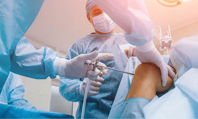 Tùy thuộc vào tình trạng, bệnh nhân có thể được phẫu thuật cắt bỏ một phần xương của chi hoặc cắt cụt chi
